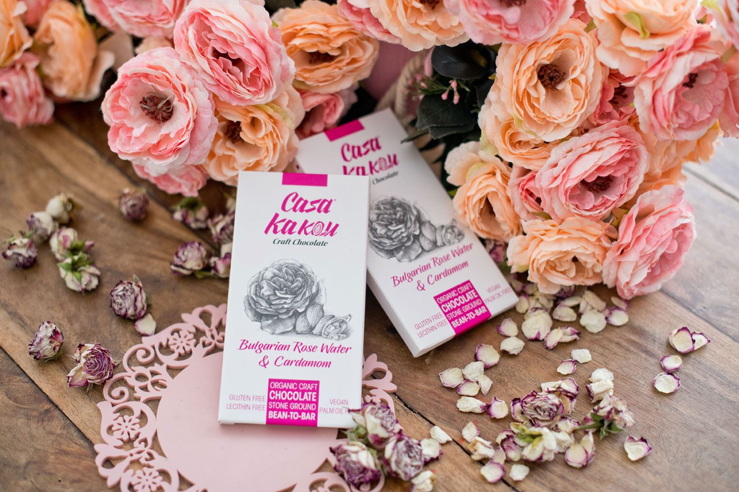 Занаятчийски шоколад с розова вода и кардамон