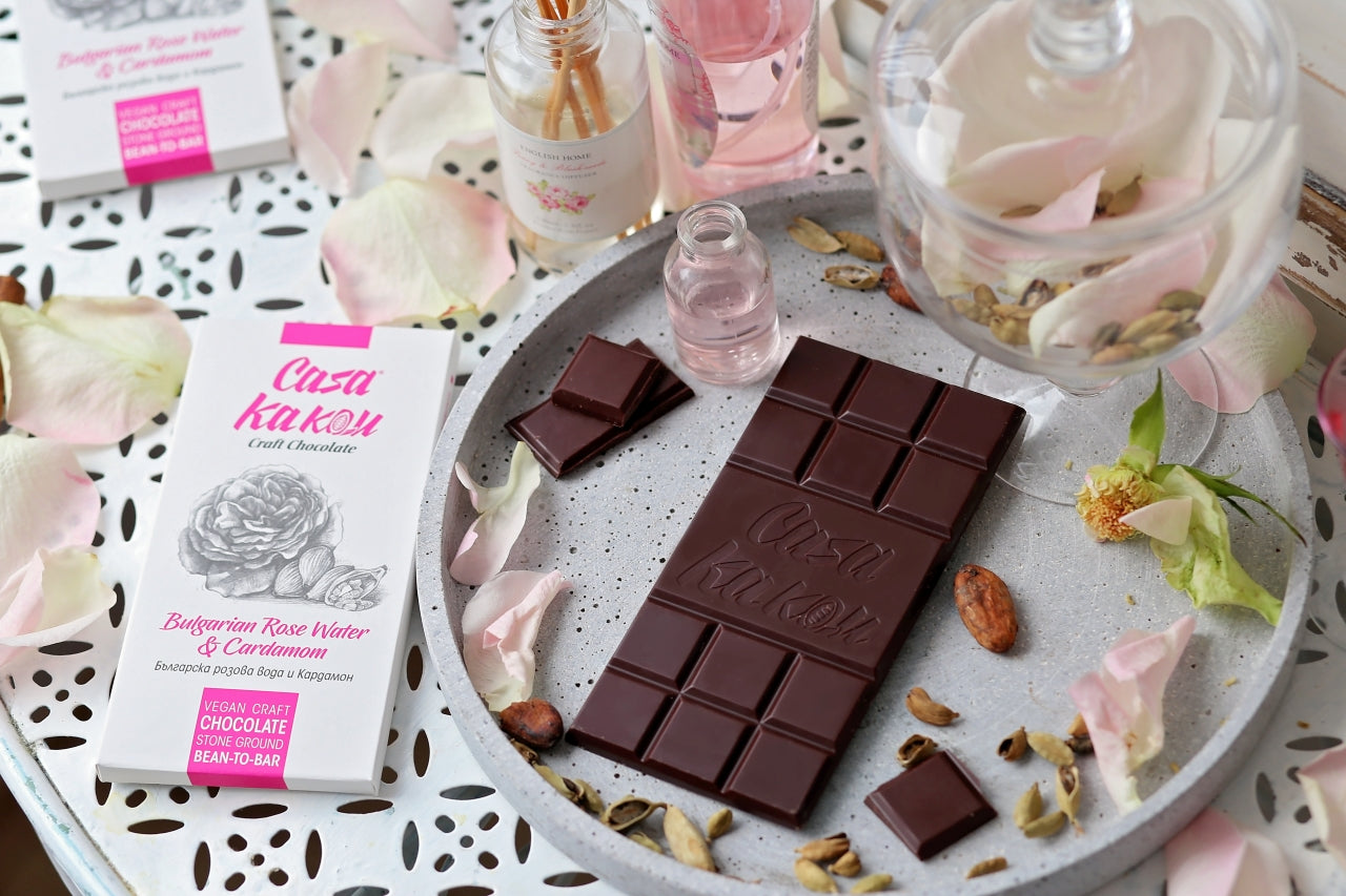Занаятчийски шоколад с розова вода и кардамон