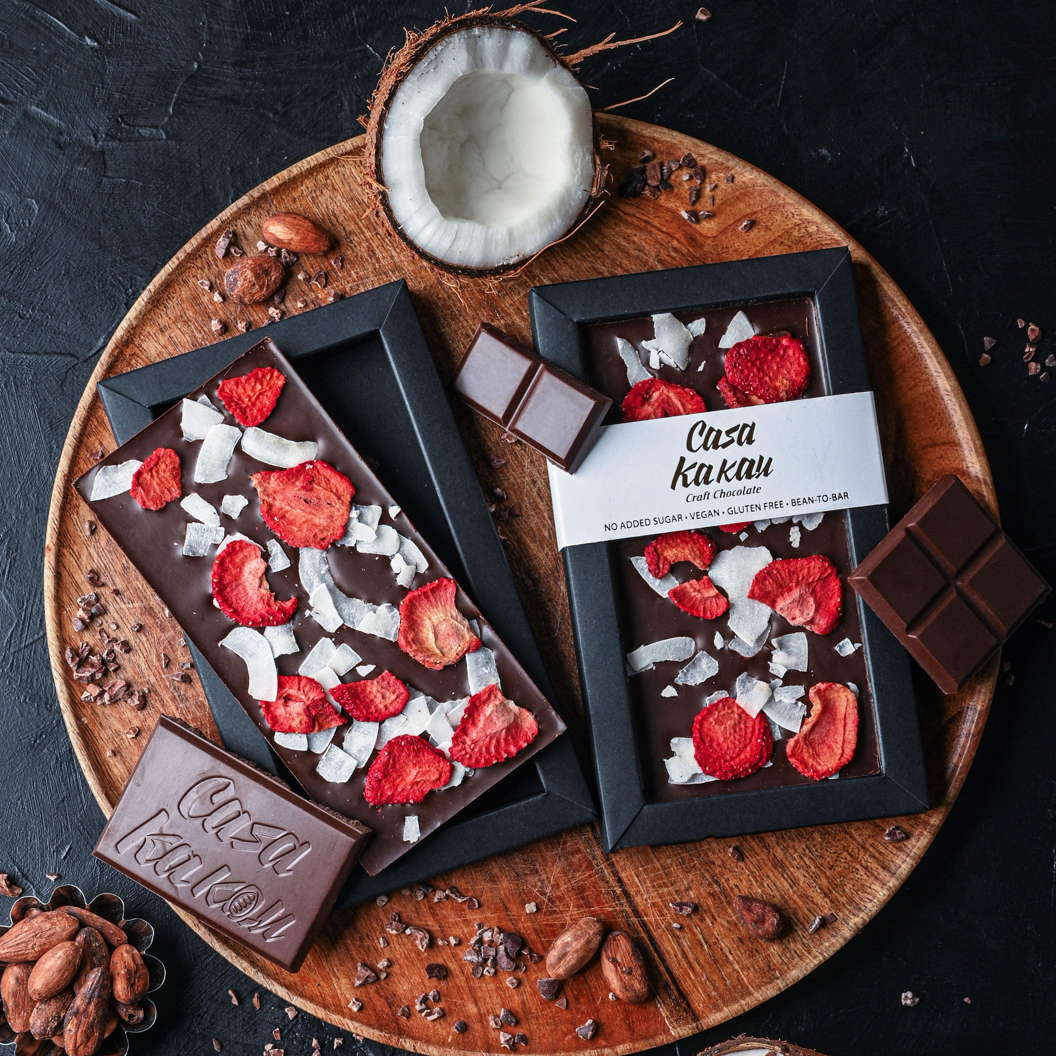 Занаятчийски шоколад без добавена захар с ягода и кокос