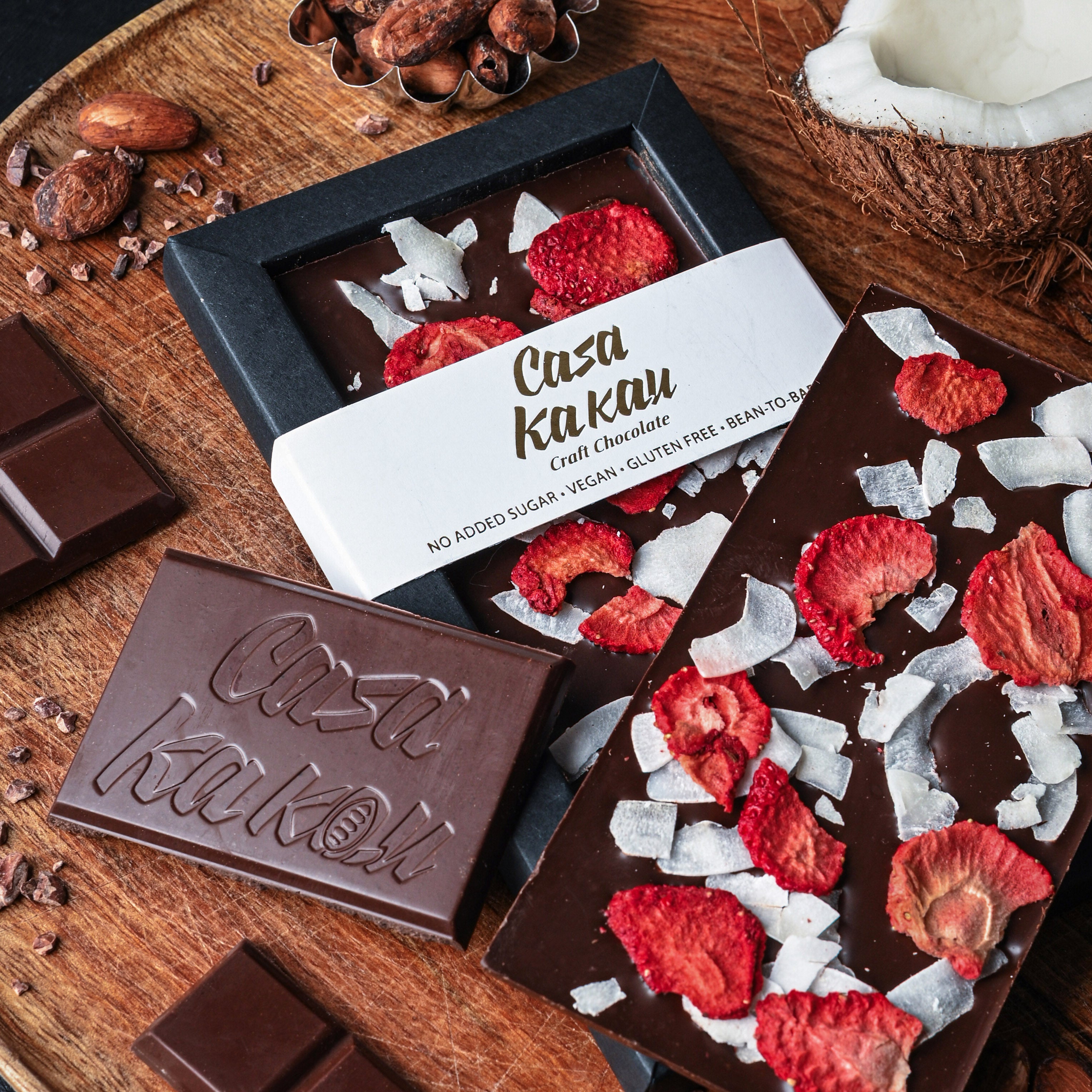 Занаятчийски шоколад без добавена захар с ягода и кокос